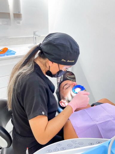 Dr. Dania realizando un blanqueamiento zoom